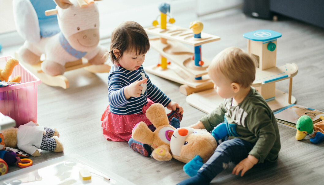 Två barn som leker med leksaker
