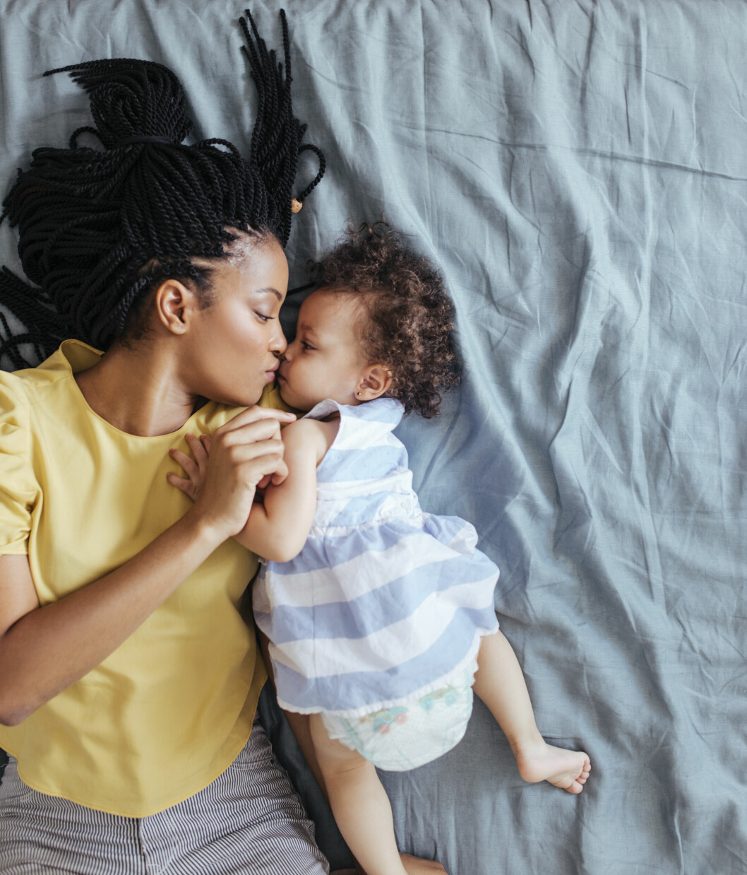 Om vi känner oss trygga och lyckade i föräldraskapet kommer vi också använda mer positiva strategier i vår uppfostran, visar forskning. mamma med bebis