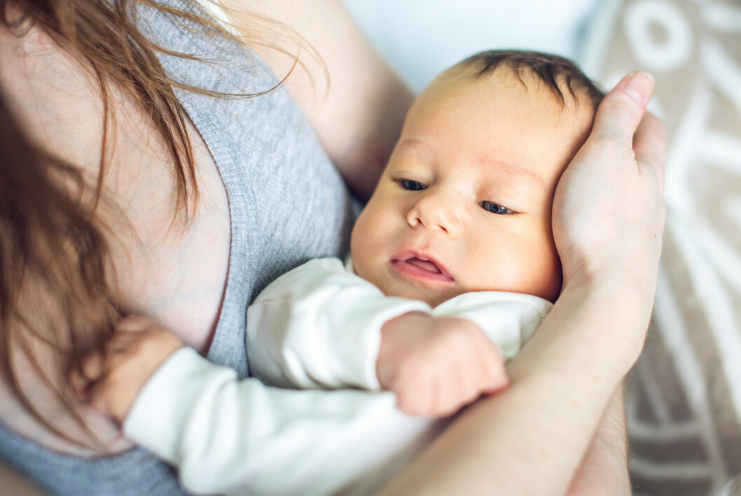 ”Om förlossningen varit svår och mamman är mycket trött kan hon behöva sova och få stöd för att orka ta sig an sitt barn”, säger Renée Grundström. Mamma med nyfödd bebis