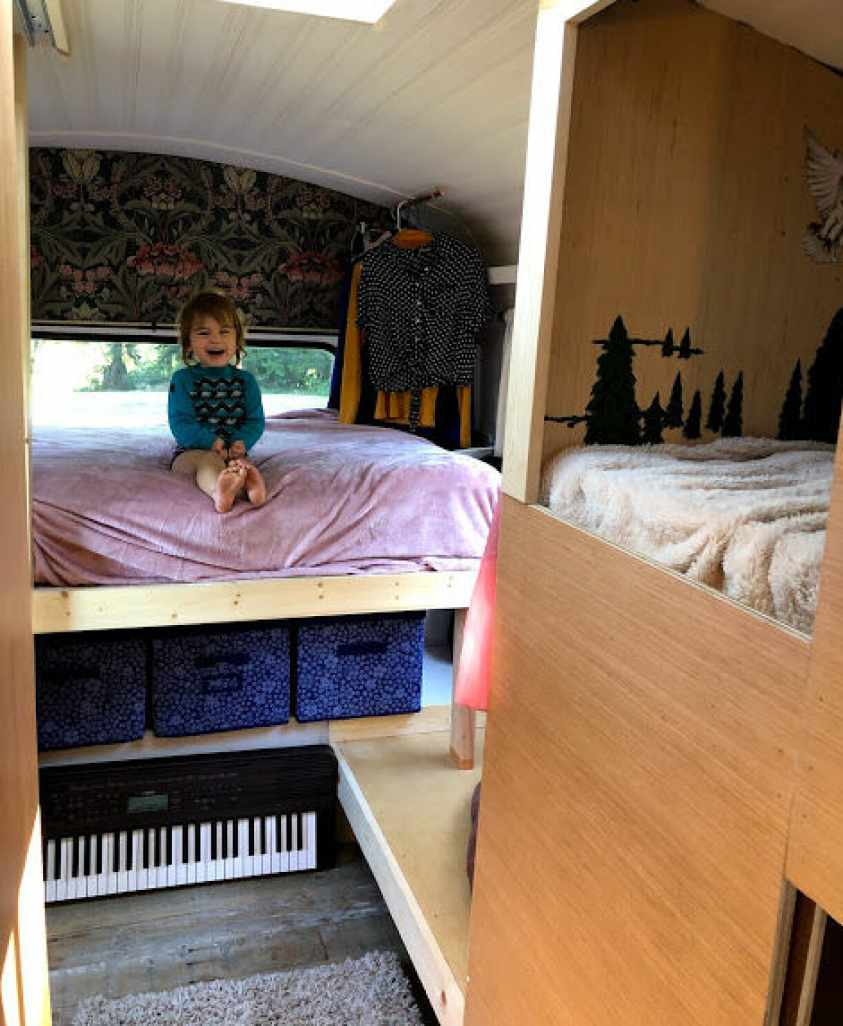 Silas, 2, på bilden och Nora, 10 månader, har fått följa med under hela renoveringsresan.