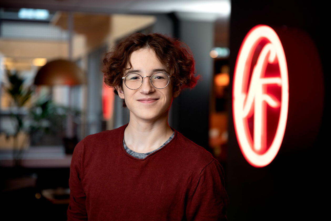 Simon Larson är mycket lik sin karaktär. <span class=" italic" data-lab-italic_desktop="italic">Foto: Særún Hrafnkelsdóttir Norén</span> Simon Larson