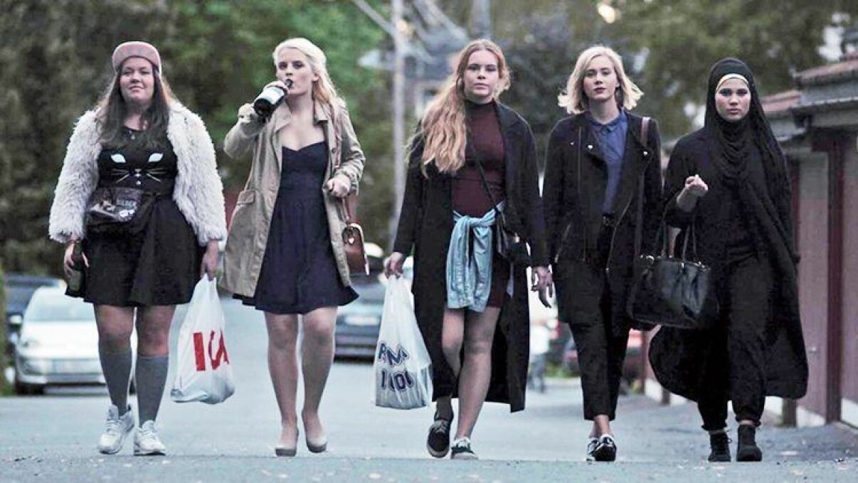 Från vänster: Chris, Vilde, Eva, Noora, Sana. Hela gänget i succéserien SKAM.