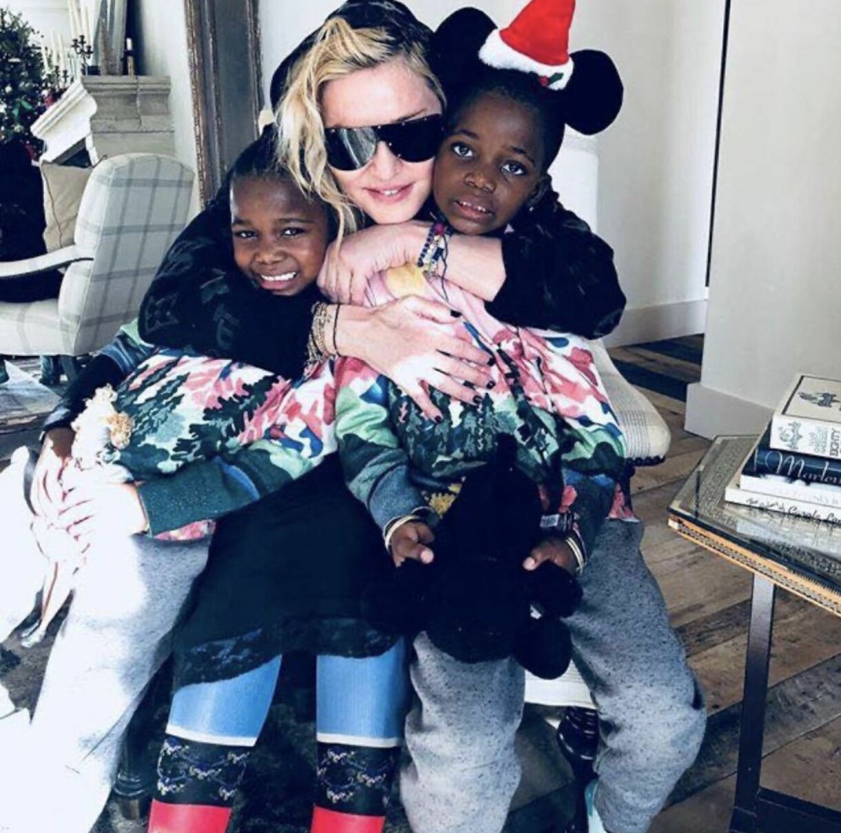 Madonna med sina tvillingar