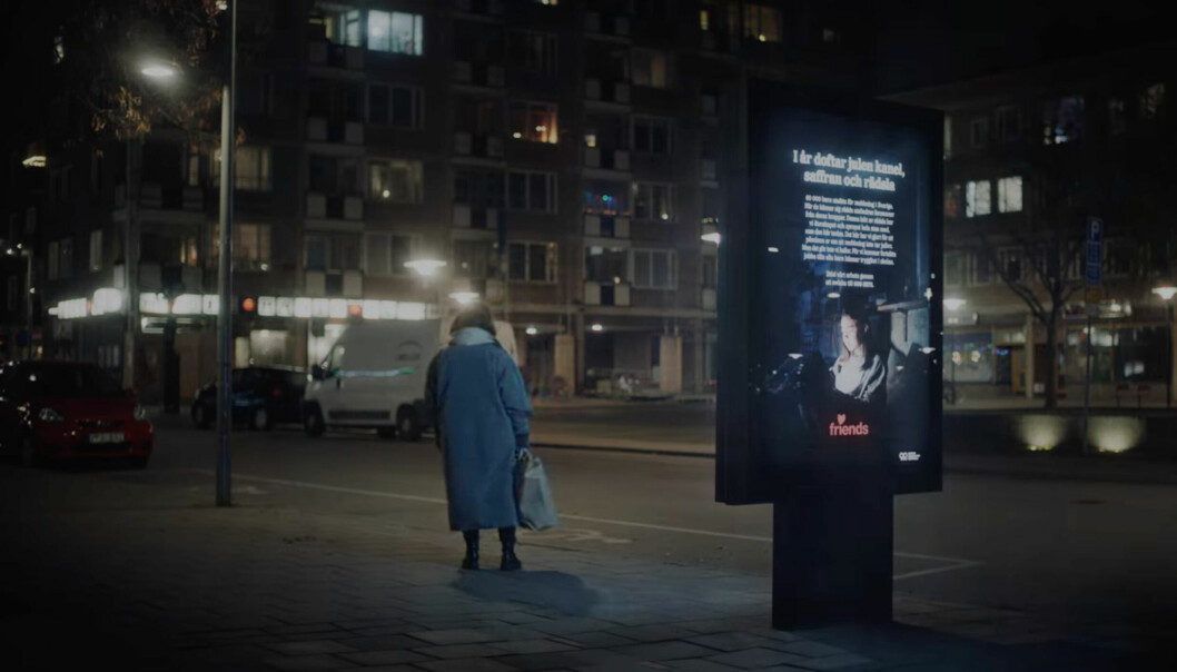 I december kommer stockholmare kunna uppleva doften vid reklampelare i staden. Foto: Friends kvinna reklampelare
