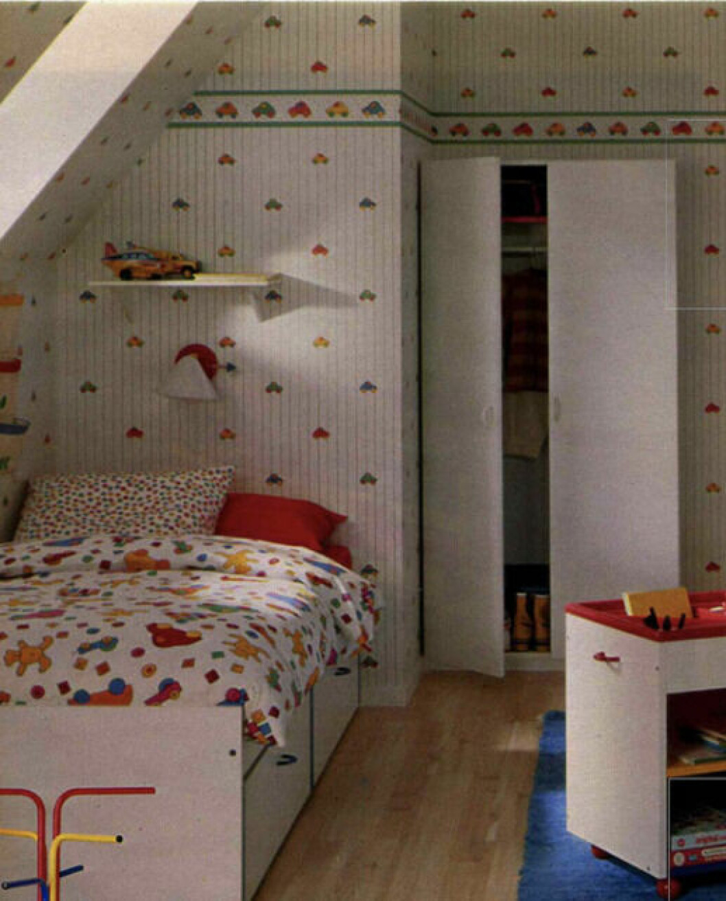 Bilarna på väggen matchas givetvis med bård i barnets sovrum. Från Ikeakatalogen 1991. Foto: Ikea