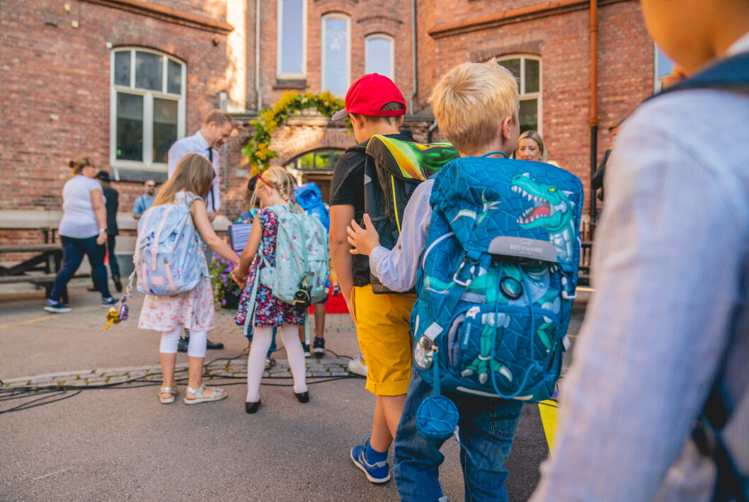 Ryggsäcken på eller dataväskan över axeln – då börjar skolan i ert län. Skolstart höstterminen efter sommaren