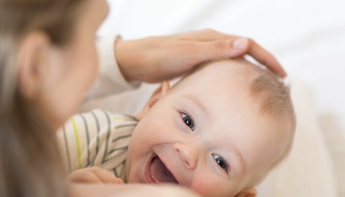 Ibland kan det vara svårt (även för mamma) att dra ner på amningsmyset. mamma som ammar sexmånaders baby