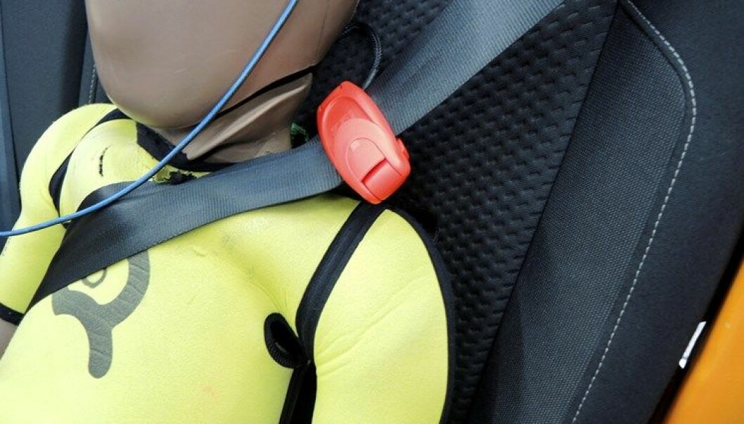 Smart kid belt monteras direkt på befintligt bälte. Det gör att bältet dras över magens sårbara mjukdelar och blir därigenom livsfarligt.