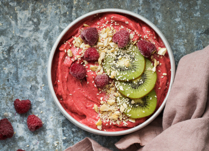 Bär och syrlig kiwi – så god kombination. Smoothiebowl utan mjölk