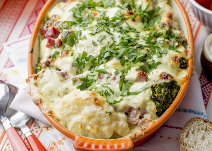 Broccoli och blomkålsgratäng med skinka