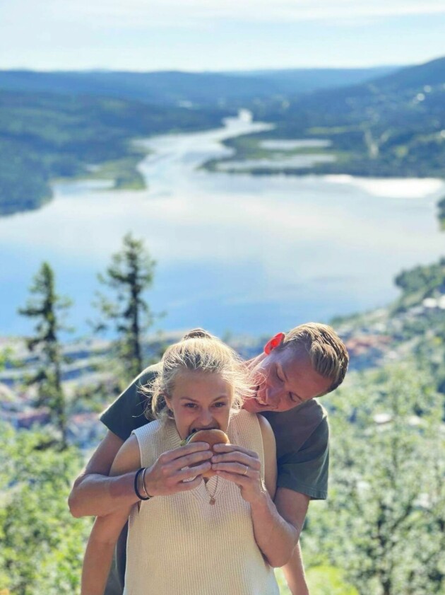 Sofia har rötter i Åre och efter att de tillbringat mycket tid där tillsammans bestämde de sig för att testa att flytta dit. ”En perfekt kombination av småstadskommun och storstadskänsla när Stockholmarna kommer på vintern” beskriver de orten. Anton och Sofia från gift vid första ögonkastet