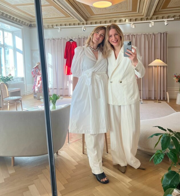 Elsa och Sofia klädda i sina favoritplagg från kollektionen. Foto: Privat Elsa Billgren och Sofia Wood