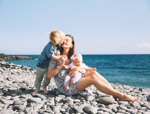 Är Timotej, Oliver eller Björk namnet för ditt sommarbarn? barn mamma stranden sommar bebis