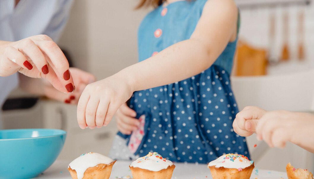 Baka cupcakes och toppa med glasyr och strössel = glada sommarlovsbarn! att göra på sommarlovet när det regnar