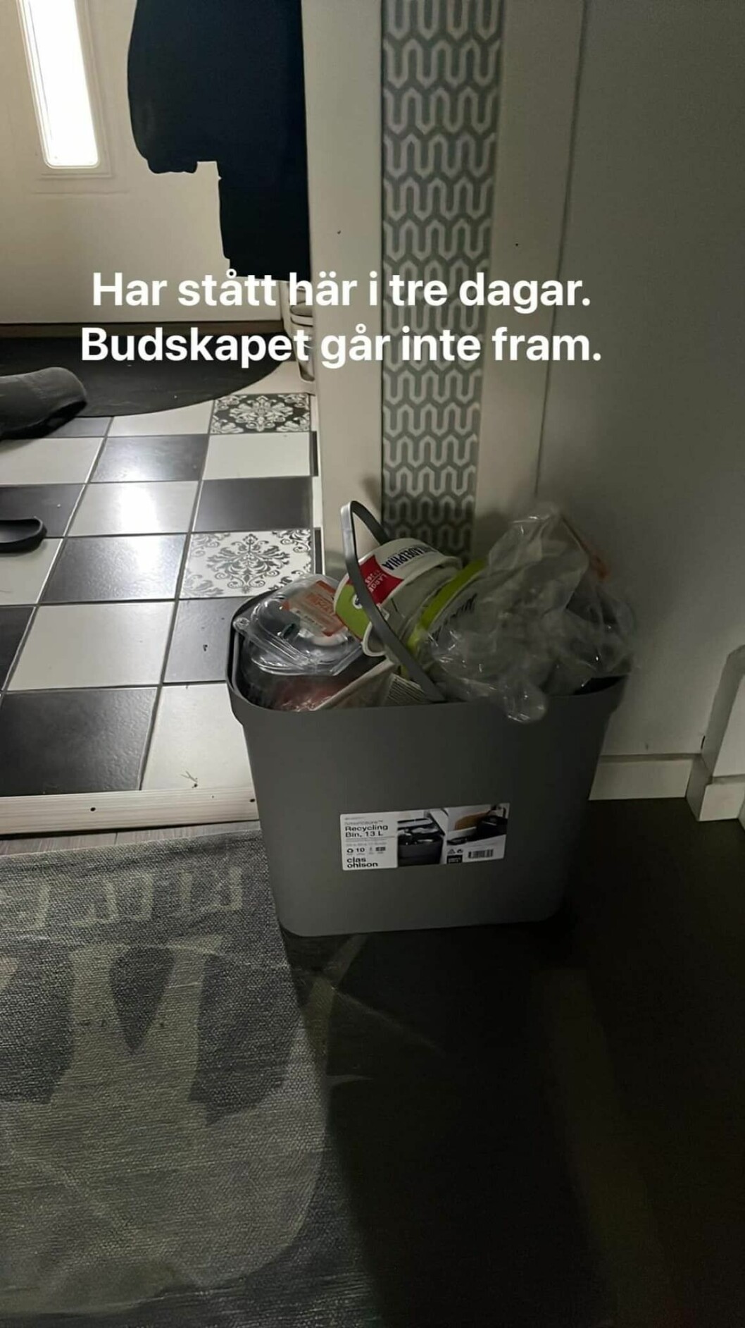 En liten påminnelse nedanför trappan... Synnöve sopor
