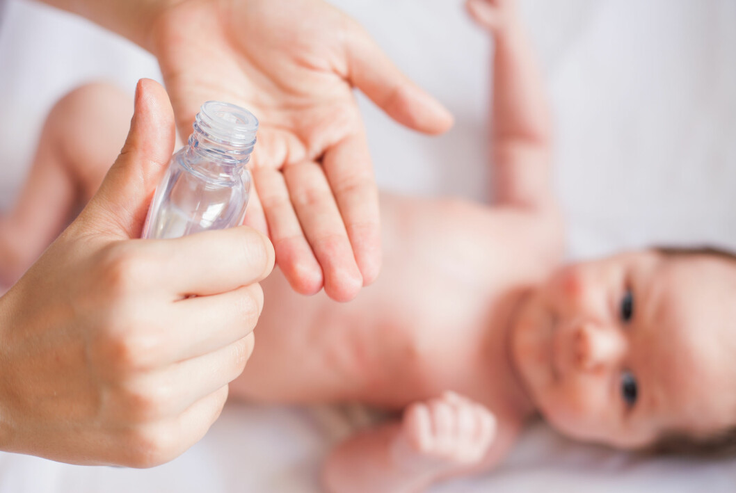 Bebis som får spädbarnsmassage med olja
