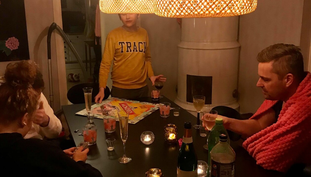 Den här helgen är Vira, Ymer, Rocco och Gabriel hemma. Spelkväll hos familjen