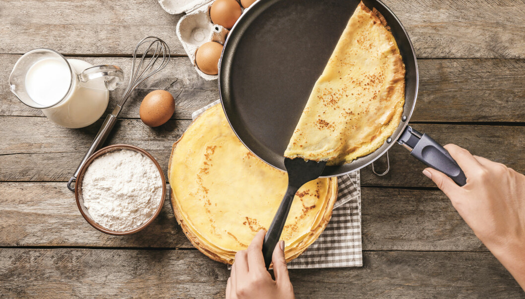 Sara blev sugen på pannkakor mitt under värkarbetet. steka pannkakor