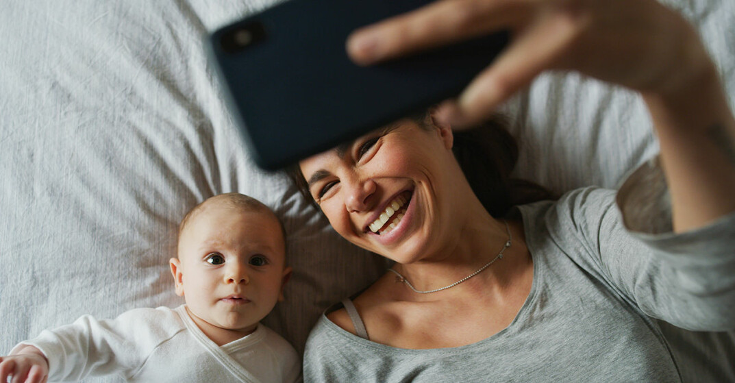 De äventyrliga skyttens barn hakar på när mamma gör allt från resor till skypesamtal med vännerna! Stjärntecknet skytten som förälder
