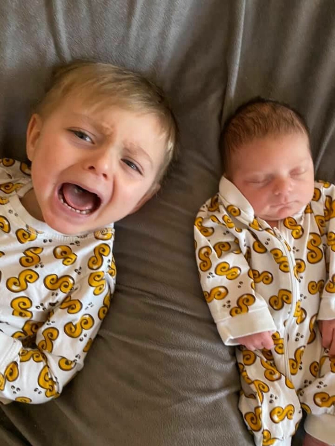 Storebror Leo med lillasyster "docka". Foto: privat Storebror skriker och lillasyster sover.