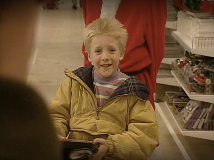 Sune hittar den perfekta julklappen till sin tjej. Sune Andersson köper julklapp