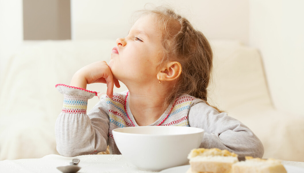 Alla ni föräldrar som varit med om att barnet ändrat sig om frukost i sista stund, räck upp en hand! sur flicka vid middagsbordet
