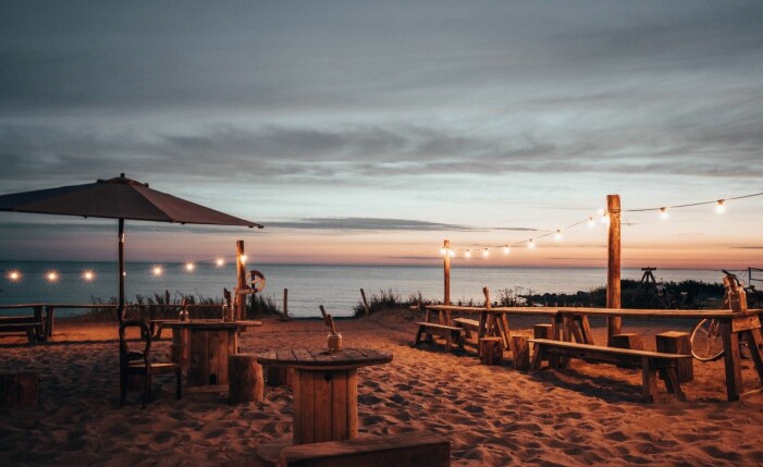 Precis vid stranden i skuggan av de hundra år gamla martallarna ligger Surflogiet. Ett litet paradis med rötterna i surfkulturen. Surflogiet på Gotland