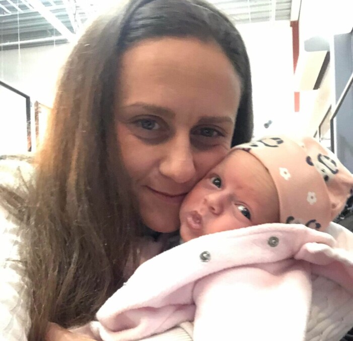 Suzana blev mormor när hon var 35 år. ”Det var mest positiva reaktioner jag fick när jag berättade att jag skulle bli mormor. Många blev chockade över att jag hade så vuxna barn”, berättar Suzana. Suzana med sitt barnbarn