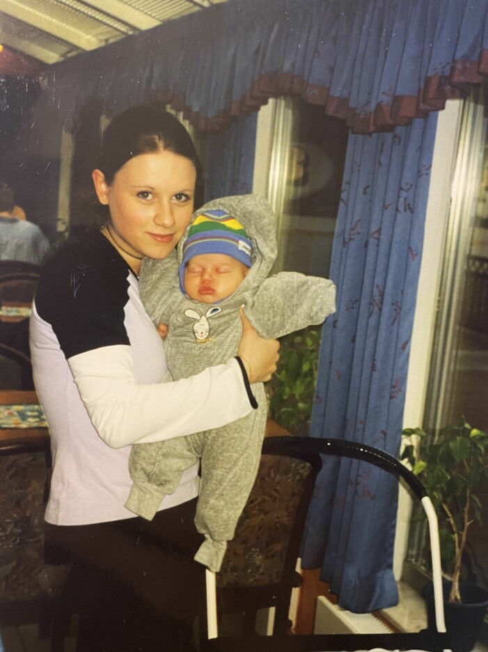 Suzana berättar att hon fortsatte hänga med sina vänner trots att hon hade fått barn. Suzana med dotter en månad gammal