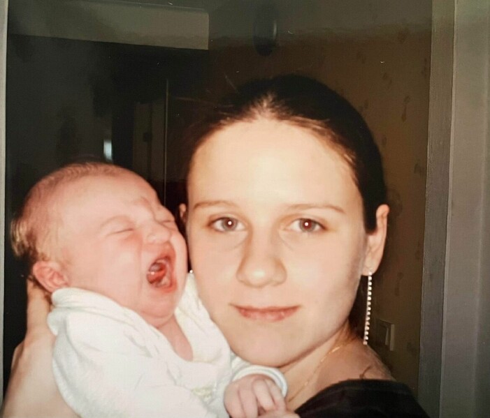 Suzana med sitt andra barn, här är hon drygt 19 år. suzana och andra barnet