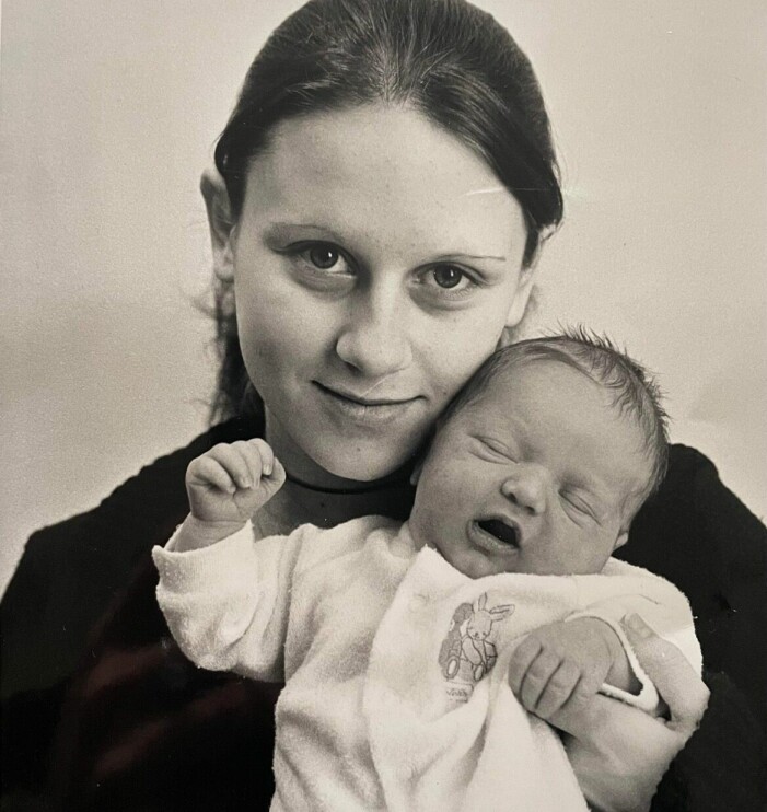 Suzana som nybliven mamma. Suzana med första dottern