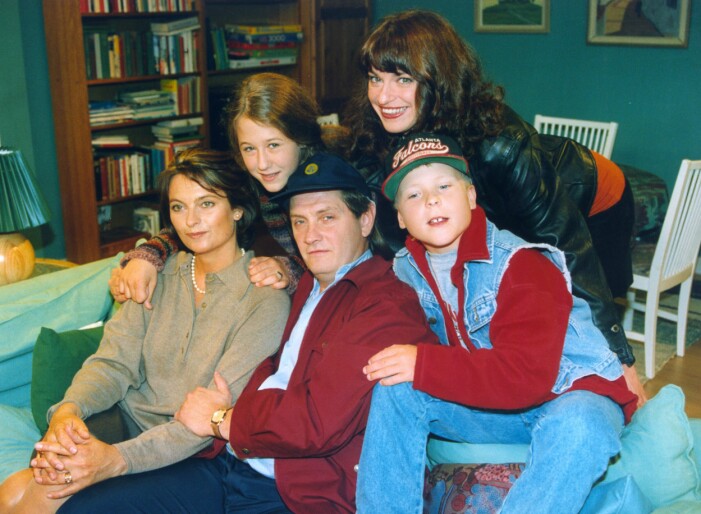 Suzanne Reuter (som mamma Lena), Allan Svensson (som Gustav), Charlott Strandberg (som Sara) och barnen Chelsie Bell Dickson (som Lina) och Gabriel Odenhammar (som Max). Svensson Svensson