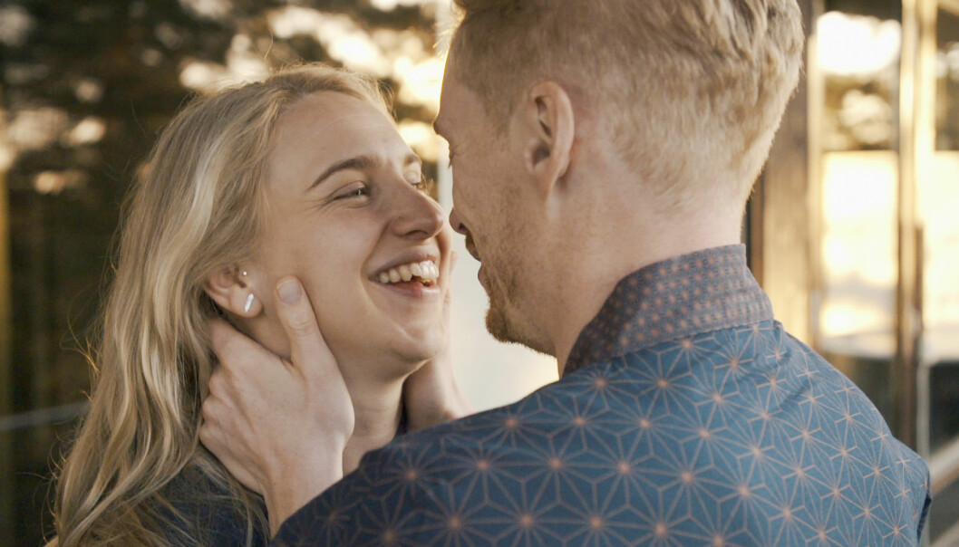 Intimitet och att våga klappa på varandra är viktigt i en kärleksrelation, tycker Kalle Norwald. Lars och Elinor