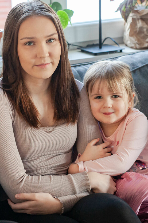 Systrarna Sway och Teija. Sway och Teija i soffan.