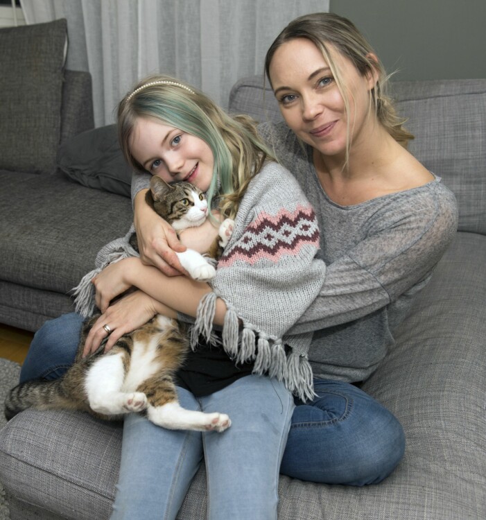 Emma är navet i familjen och hon berättar att förutom ticsen följer tankspriddhet och ordglömska med diagnosen. Emma och Greta