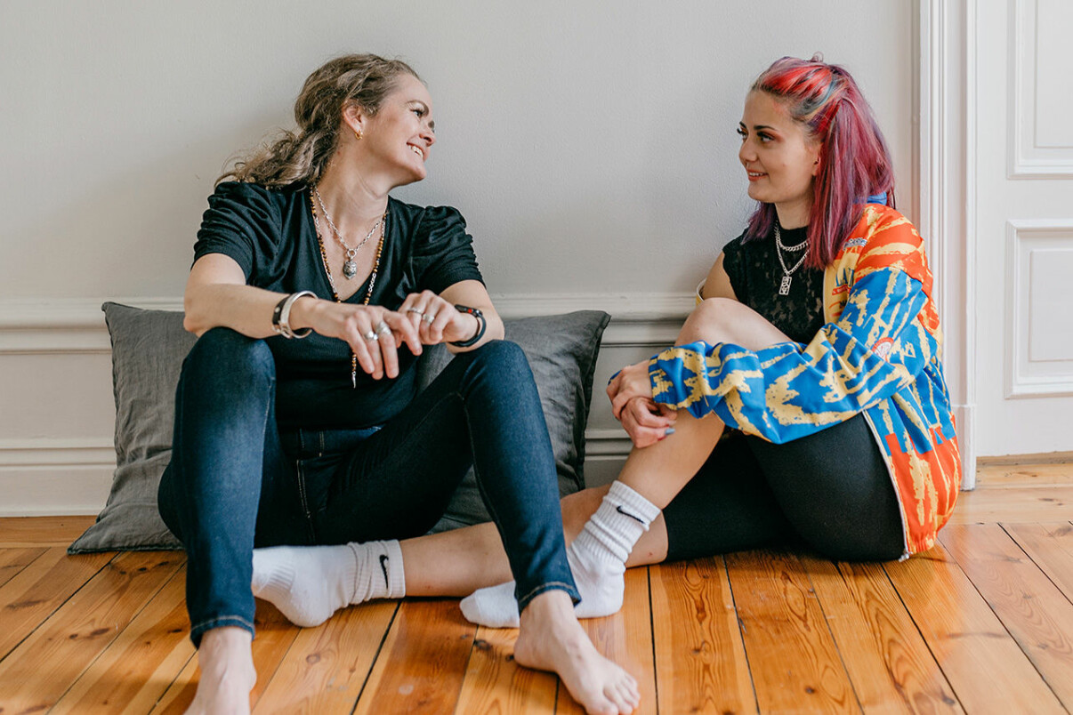 Synnöve och Isabell upplever att psykisk ohälsa är tabu. <span class=" italic" data-lab-italic_desktop="italic">Foto: Angelica Hvass</span> Synnöve Tefre och dottern Isabell Vala Tefre