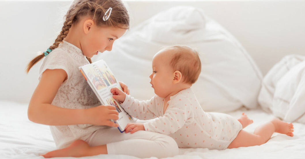Syskon läser för bebis