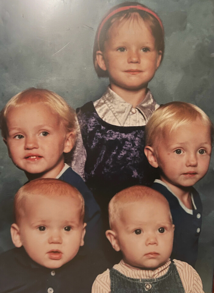 Syskonbild på alla fem barnen