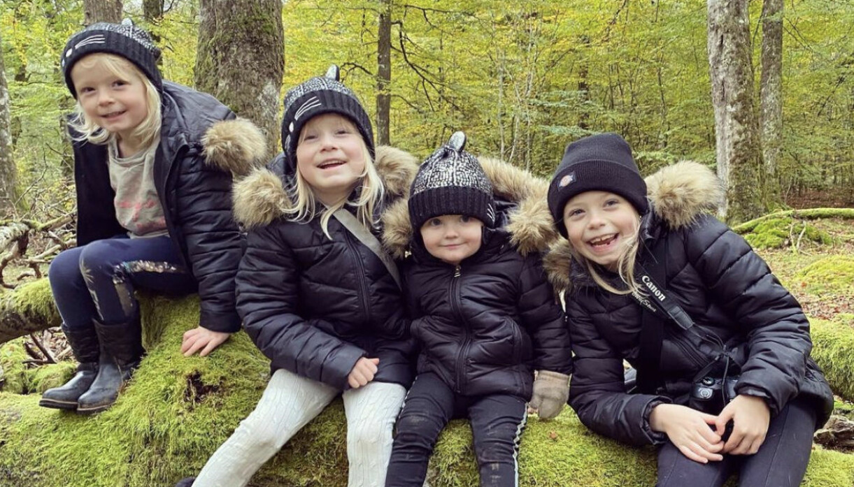 Natalie växte själv upp med fyra syskon så det kändes naturligt att skaffa många barn. Systrarna Alicia Eklind, 7, Joline Eklind, 5, Ronja Eklind, 4 och Cornelia Eklind, 2 i skogen
