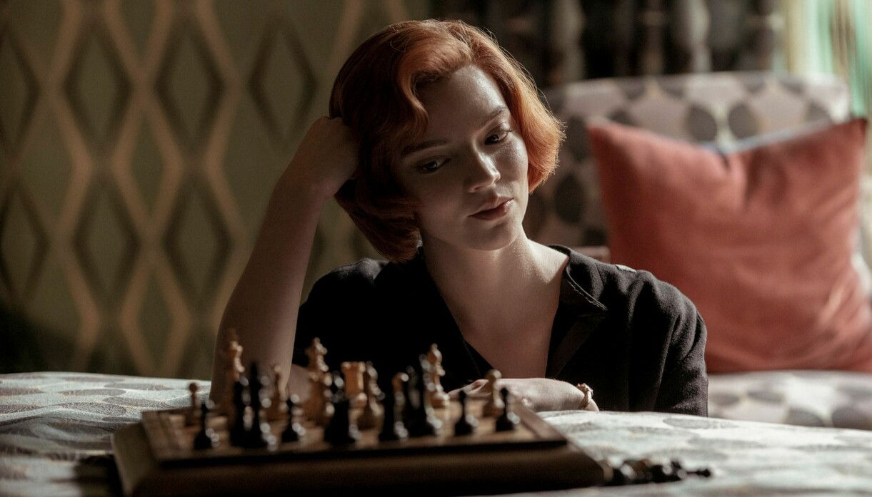 Avsluta spelkvällen med ett avsnitt av <span class=" italic" data-lab-italic_desktop="italic">The Queen's Gambit</span> på Netflix. The Queen's Gambit på Netflix