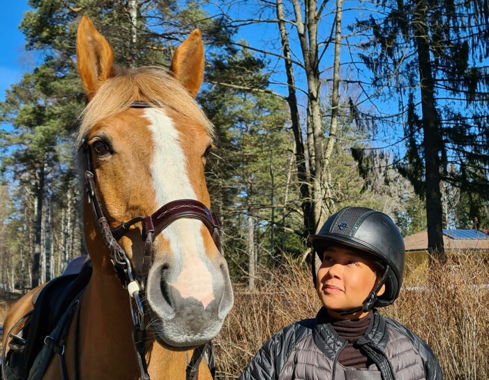 När Theodora har en stund över rider hon. Theodora häst