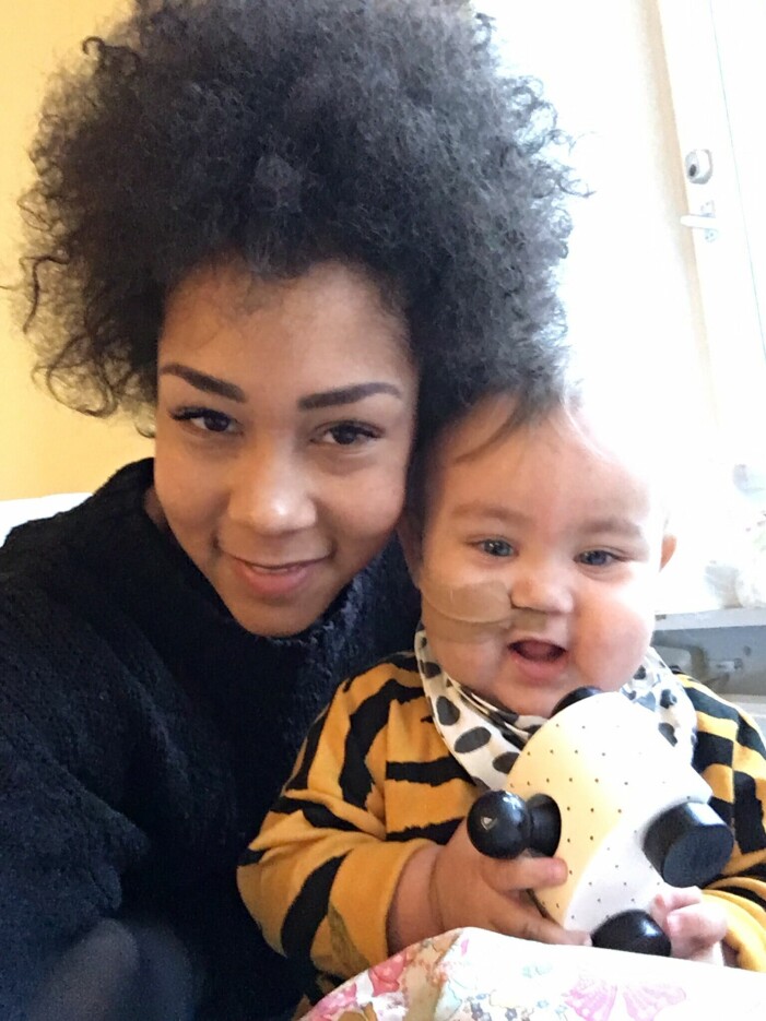 ”En sond sattes in för att hon inte kunde äta på grund av stora blåsor i munnen och halsen”, berättar mamma Theodora. Här är en bild från när familjen bodde på en isolerad avdelning under två månaders tid. Theodora och Tintin på sjukhus