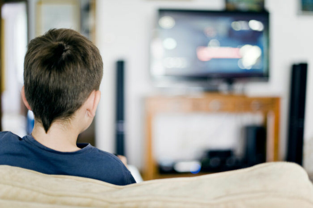 Barn som sitter framför tv-spel