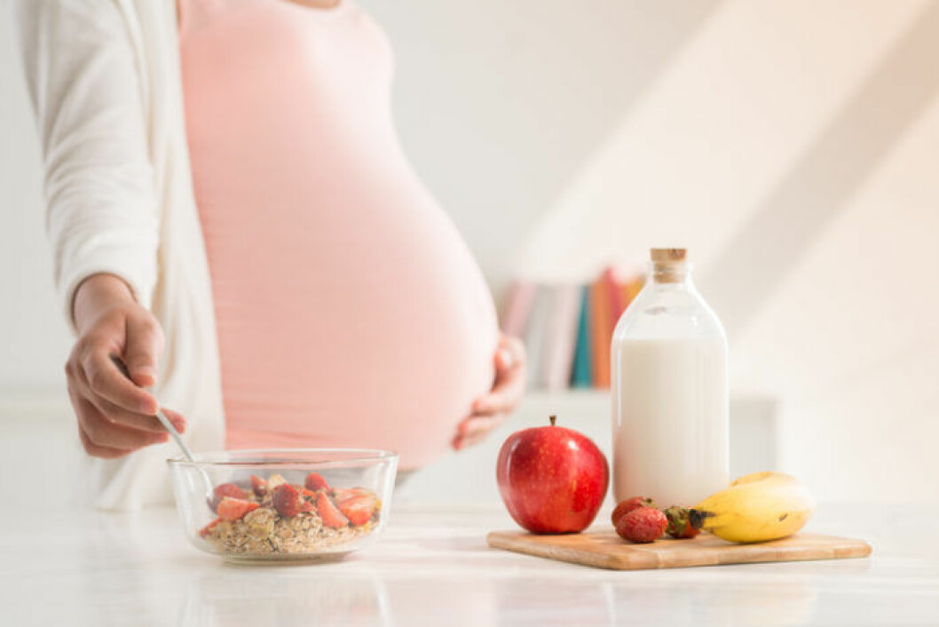 gravid kvinna äter frukost