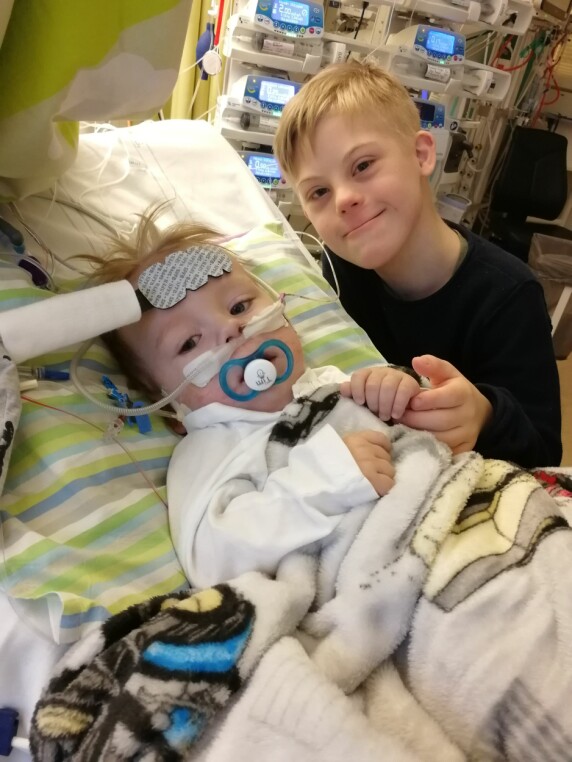 Tim och storebror Eddie, 12, på sjukhuset. Foto: Privat