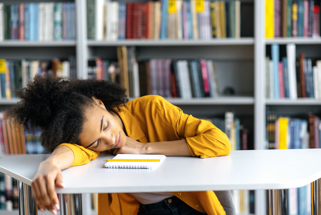 Utöver att sova 8-10 timmar per dygn, behöver din tonåring dagsljus och helst regelbundna tider. barn som somnat i skolan