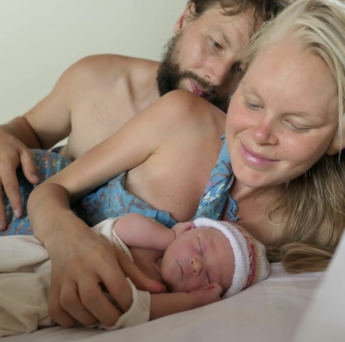 Efter förlossningen lämnades familjen i fred. Följande morgon kom samma team med barnmorskor hem till dem för att se att alla mådde bra. Foto: Privat Tobias och Melanie kramar om sin nyfödda dotter Aurora