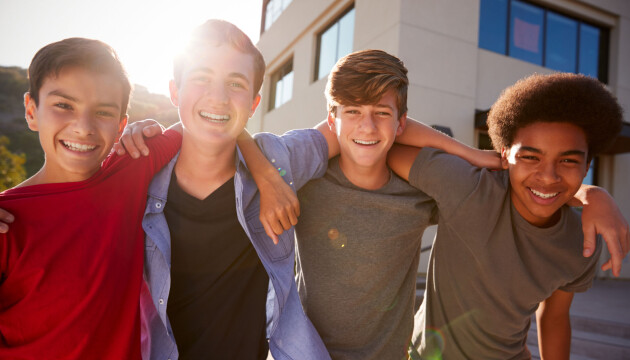 fyra glada tonårskillar