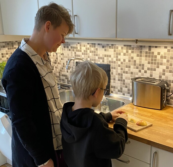 Idag jobbar mamma Torunn och Tage aktivt med till exempel spel och lekar. Tillit och trygghet kring matsituationen har blivit viktigt, säger Torunn. <em class="">Foto: </em><span class=" italic" data-lab-italic_desktop="italic">Emma Henriksen</span><em class=""></em> Torunn Liljegren med sonen Tage vid diskbänken