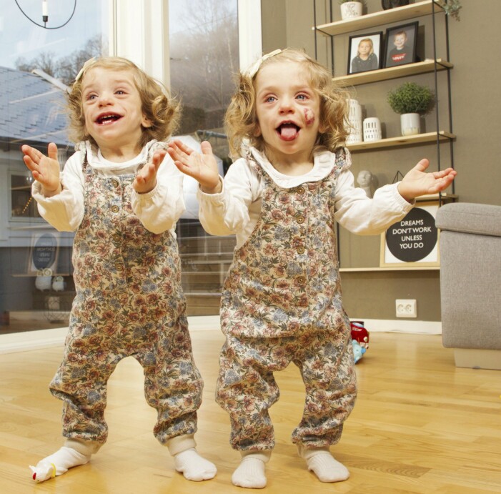 Kaja och Thea är lika nyfikna, kontaktsökande och glada som de flesta barn. Tvillingar i likadana kläder.